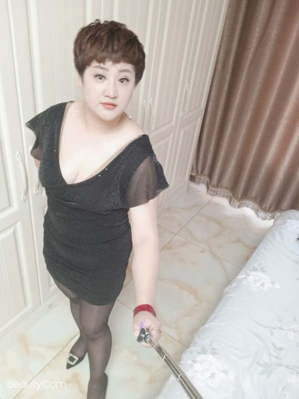 刚下水不久的胖少妇